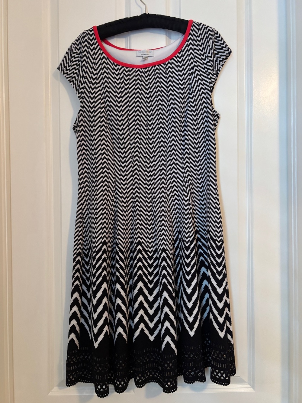 Signature by Robbie Bee - Black/White Chevron Fit-&-Flare Dress w/ Red Trim Sz L